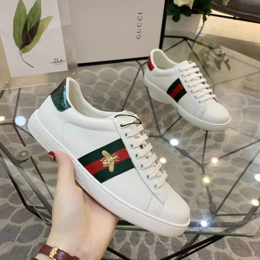 👟👟Ex-factory price 400👟👟Men's size +10 The new little bee GUCCI trendy model, launched at the counter👍top quality, wonderful presentation! Based on the basic model, the electric embroidered bee🐝 original 1:1 molded rubber outsole, flat bottom casual, and easy to match. The upper foot is super comfortable, the material is imported first-layer silk cowhide🐂. off white. Lining/foot padding sheepskin🐑. Code number: 34 to 44 with receipts, cards, tags and bags.